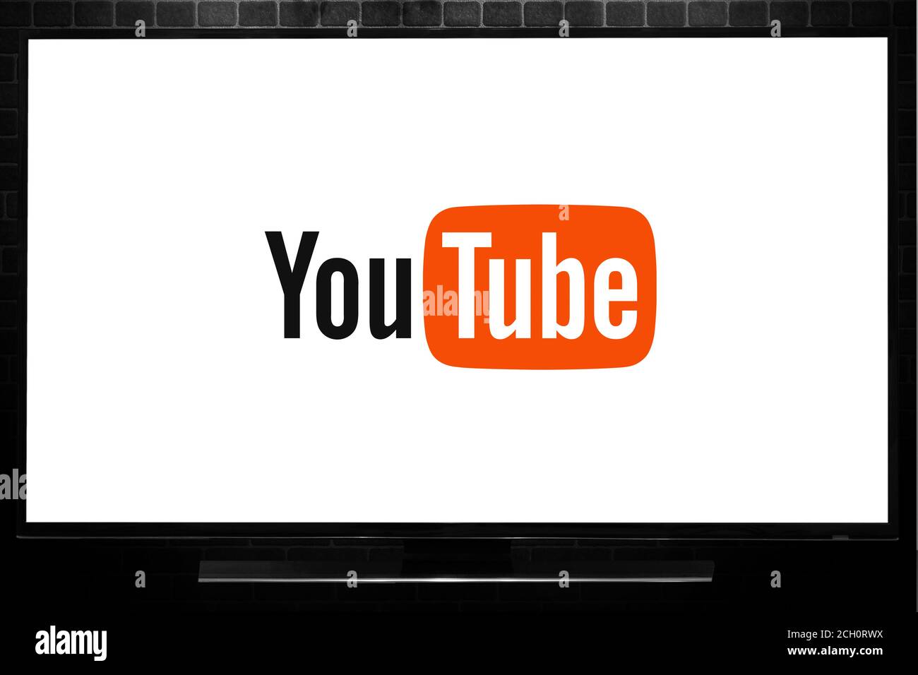 Multimedia-Streaming-Konzept. Hintergrund des Fernsehers mit YOUTUBE-LOGO Stockfoto