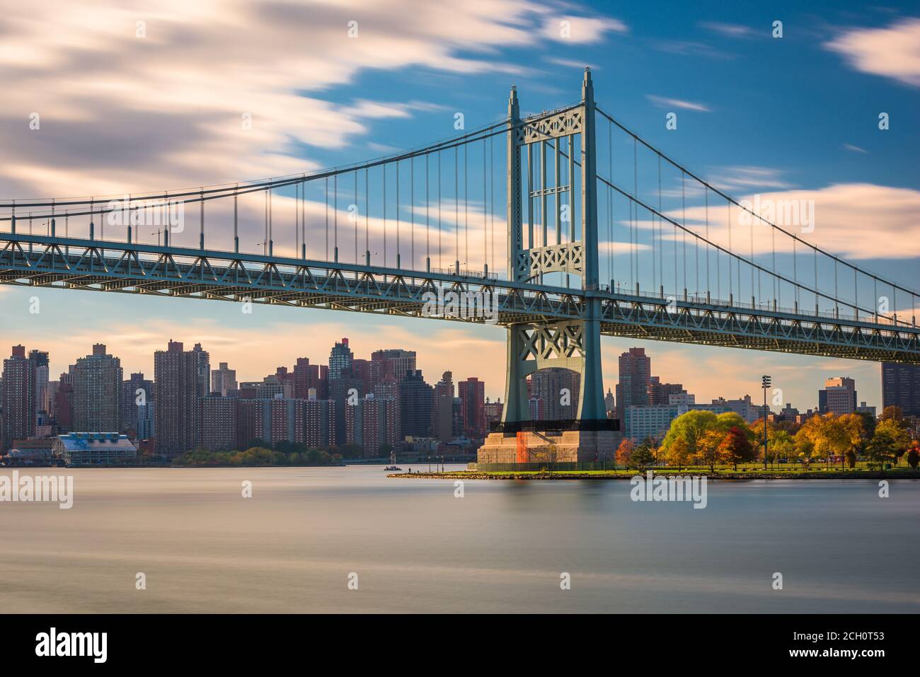Die Robert F. Kennedy Bridge in New York City erstreckt sich über den East River von Randalls Island bis Queens. Stockfoto