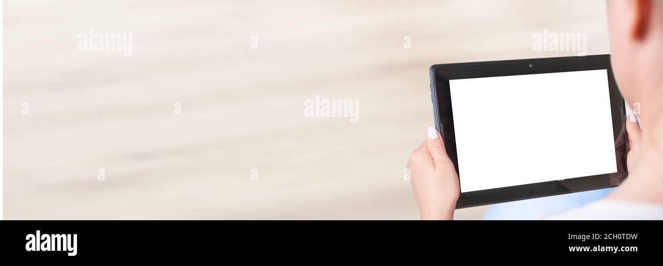 Frau sitzt und hält leere Bildschirm Modell Tablet. Hand halten Tablet mit leerem Bildschirm, Banner Stockfoto