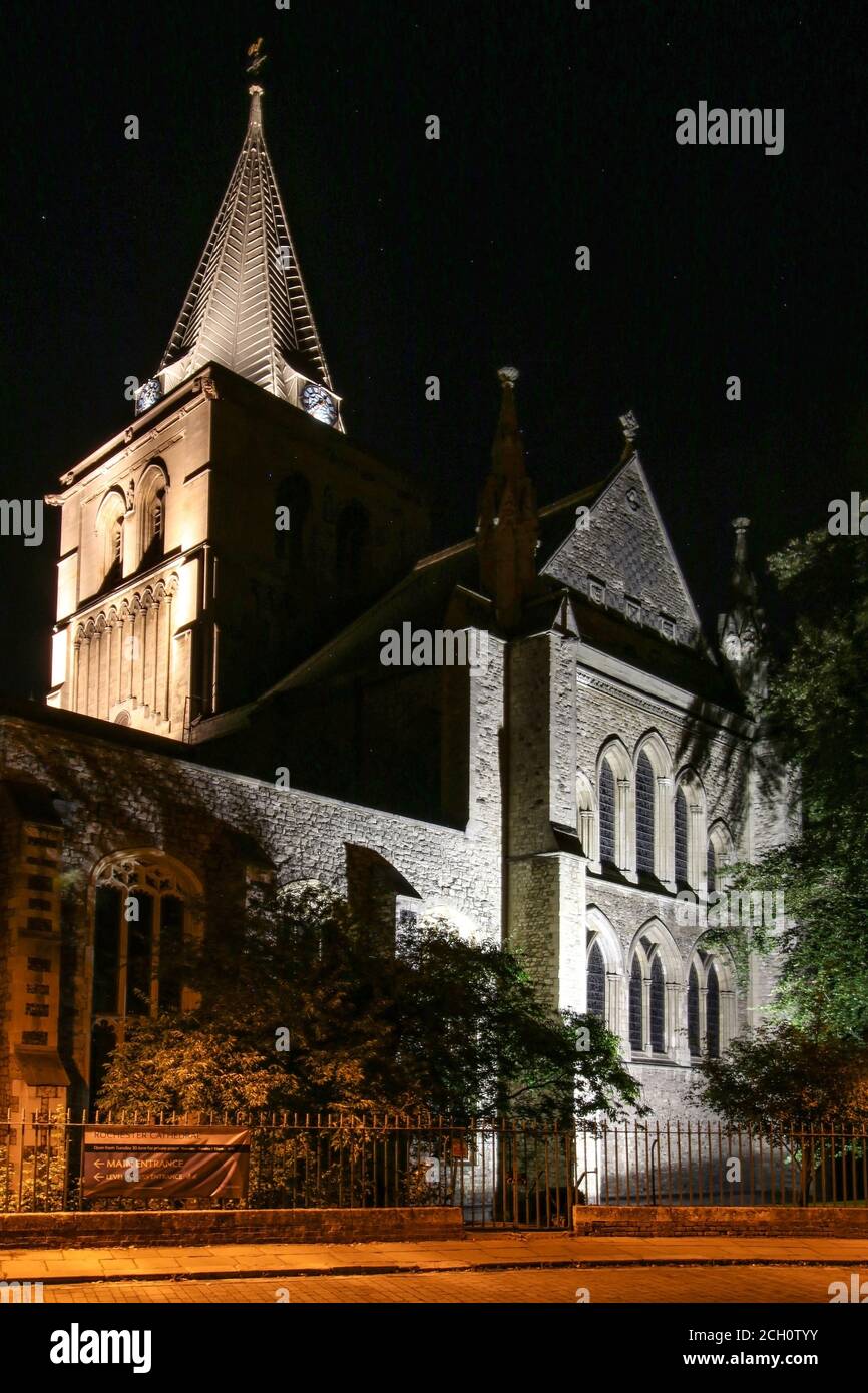 Wunderschöne, historische Rochester Cathedral nach Einbruch der Dunkelheit, Rochester, Kent, England, Großbritannien Stockfoto