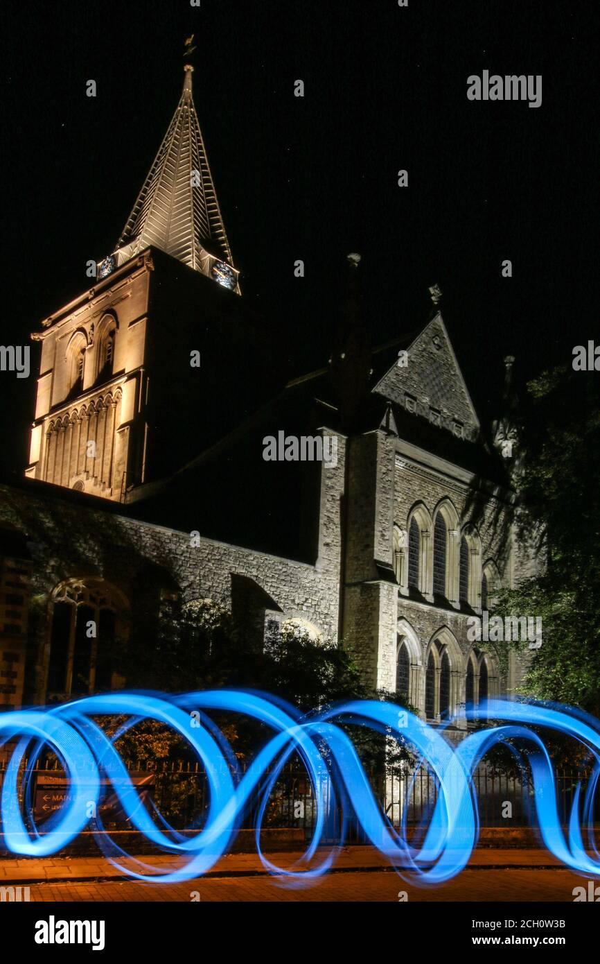 Wunderschöne, historische Rochester Cathedral nach Einbruch der Dunkelheit, Rochester, Kent, England, Großbritannien Stockfoto
