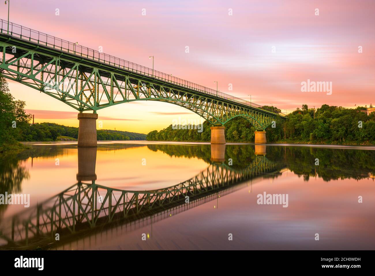 Augusta, Maine, USA Blick auf den Kennebec River mit Memorial Bridge im Morgengrauen. Stockfoto