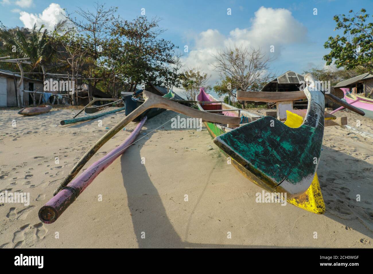 Jukung Fischerboote am Mawun Strand, Lombok. Kuta Lombok ist ein exotisches Paradies auf der indonesischen Insel, mit wunderschönen weißen Sandstränden und Kristall Stockfoto