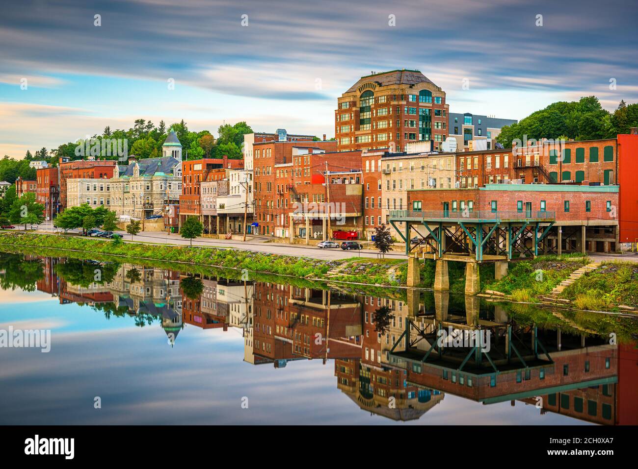 Augusta, Maine, USA Skyline am Kennebec River am Morgen. Stockfoto