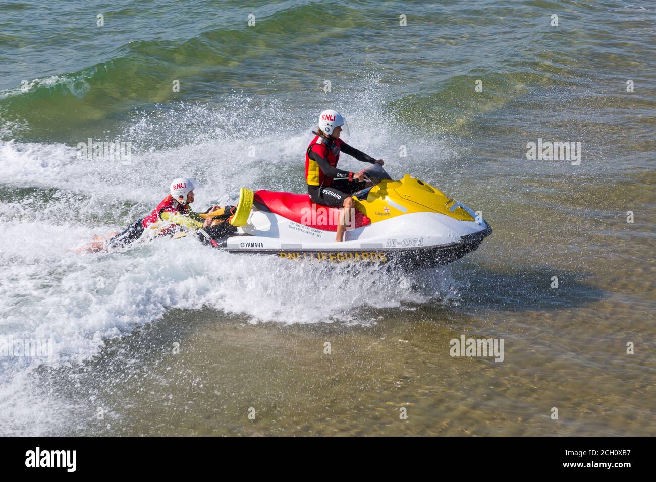 Bournemouth, Dorset, Großbritannien. September 2020. RNLI Rettungsschwimmer auf Jet-Ski Jetski im Meer am Bournemouth Strand, am Meer. Quelle: Carolyn Jenkins/Alamy Live News Stockfoto