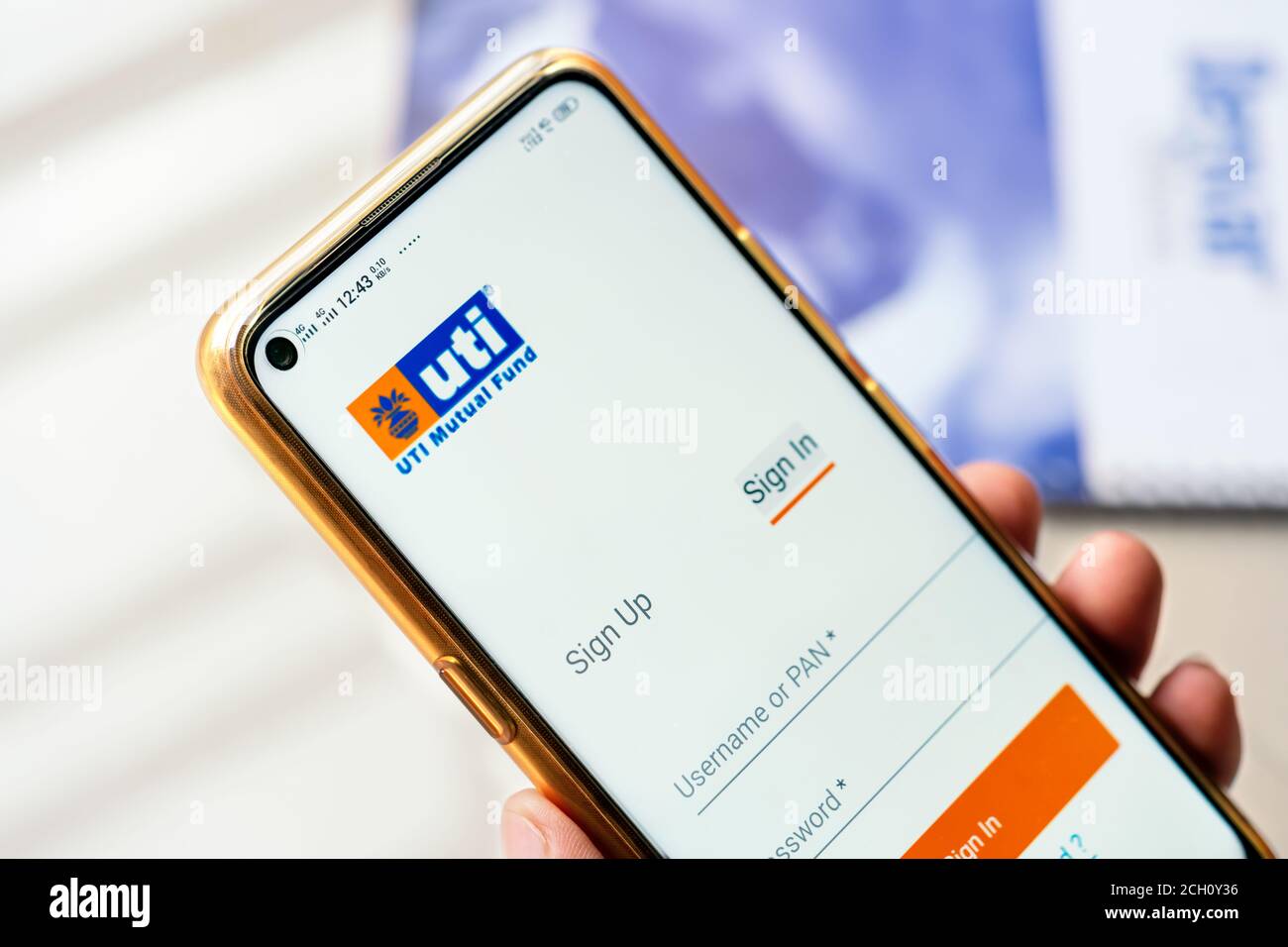 Kolkata, Westbengalen, Indien, September 13, 2020 : UTI Asset Management Company IPO Hintergrund. Die Website des UTI Mutual Fund wird auf einem Smartphone geöffnet. M Stockfoto