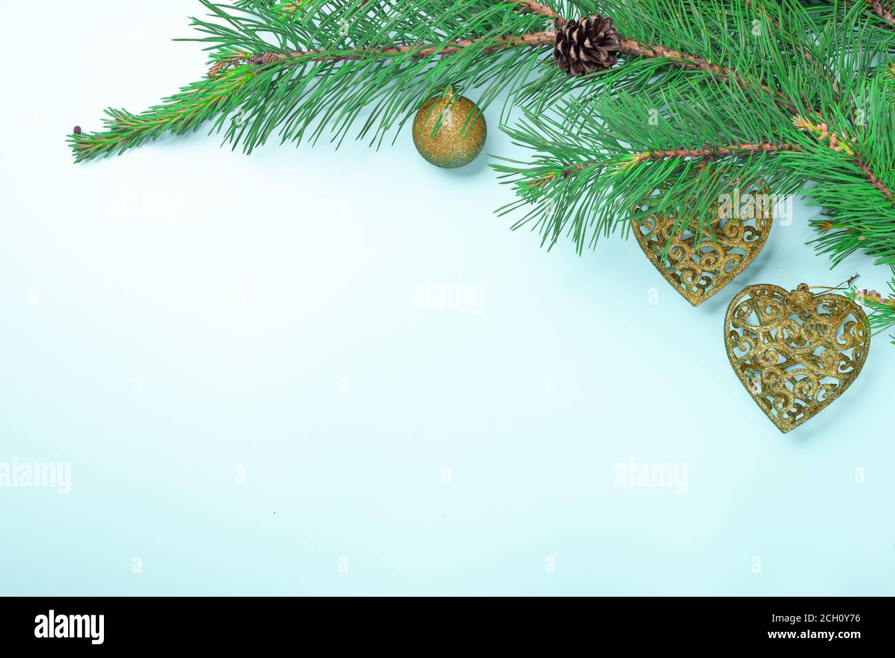 Weihnachtskarte. Weihnachtlicher Rahmen mit Kopierbereich. Noel festlichen Hintergrund. Weihnachtsdekoration mit Stechpalme, saisonaler Hintergrund für die Begrüßung Stockfoto