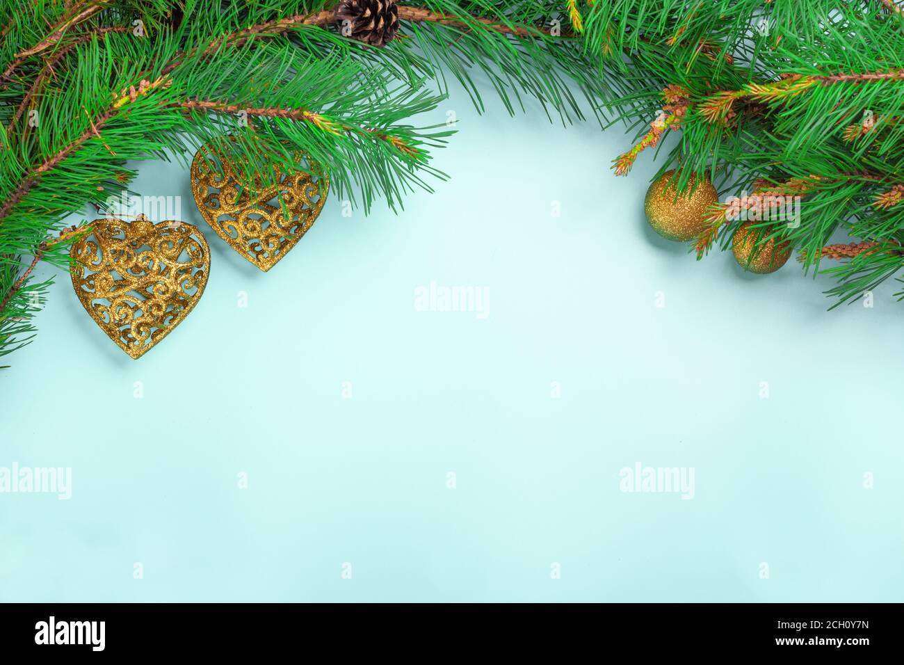 Weihnachtsdekoration mit Stechpalme, saisonaler Hintergrund für Grußkarten. Konzept für das neue Jahr. Tannenzweige und Geschenkboxen, Sterne und Kiefer. Stockfoto