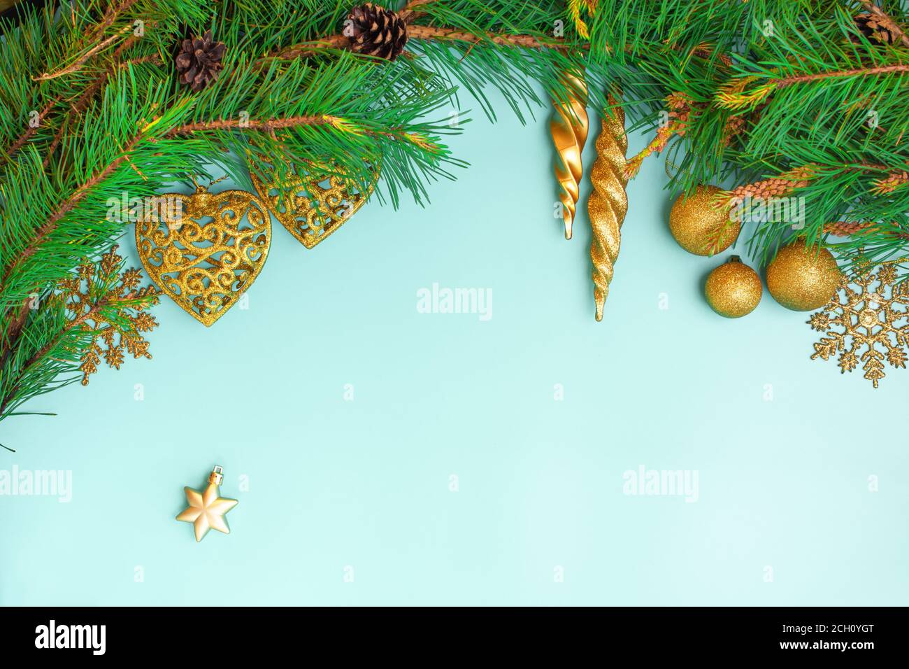 Weihnachtsdekoration. Zweig weihnachtsbaum, weihnachtskugeln und Christbaumstern. Kalte Töne. Neujahr. Draufsicht, flach liegend Stockfoto