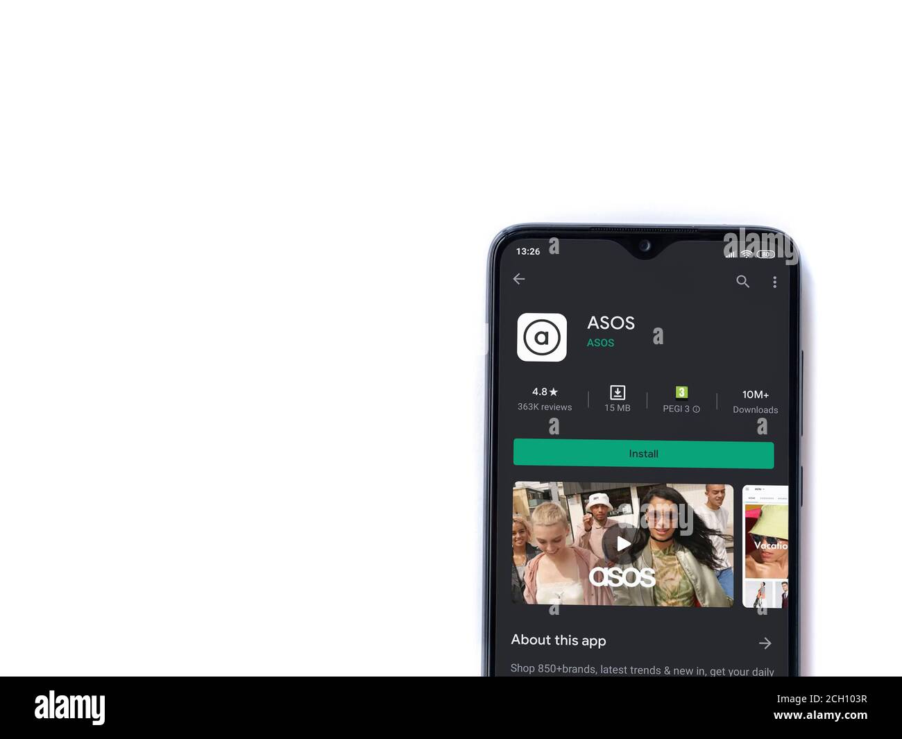 LOD, Israel - 8. Juli 2020: ASOS App Play Store-Seite auf dem Display eines schwarzen Smartphone auf weißem Hintergrund isoliert. Draufsicht flach liegend mit Stockfoto