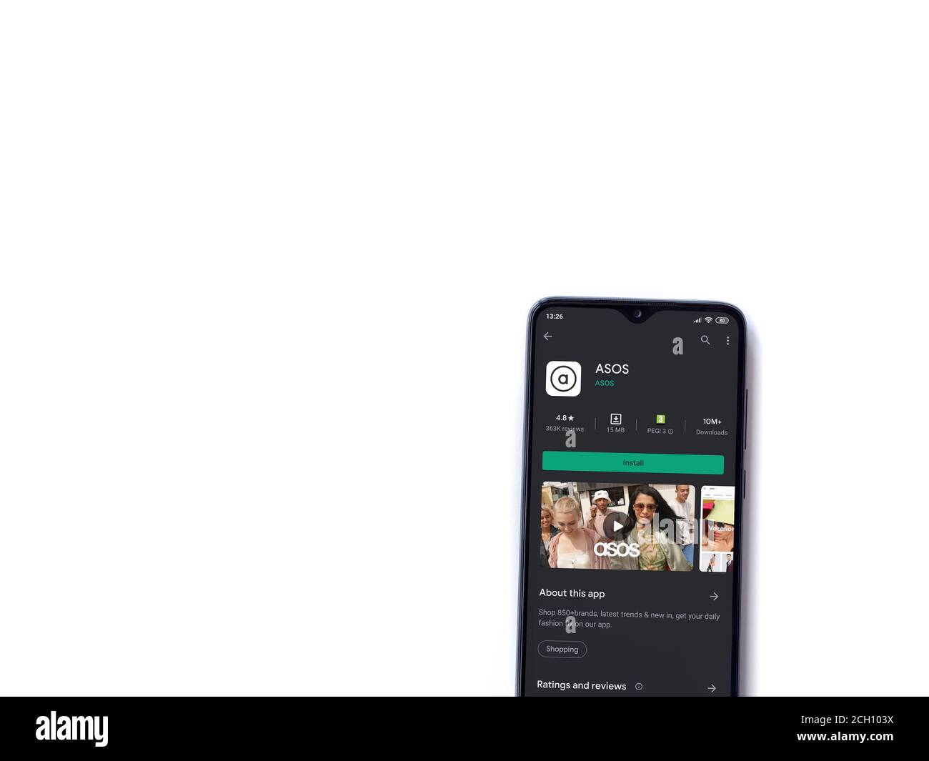 LOD, Israel - 8. Juli 2020: ASOS App Play Store-Seite auf dem Display eines schwarzen Smartphone auf weißem Hintergrund isoliert. Draufsicht flach liegend mit Stockfoto