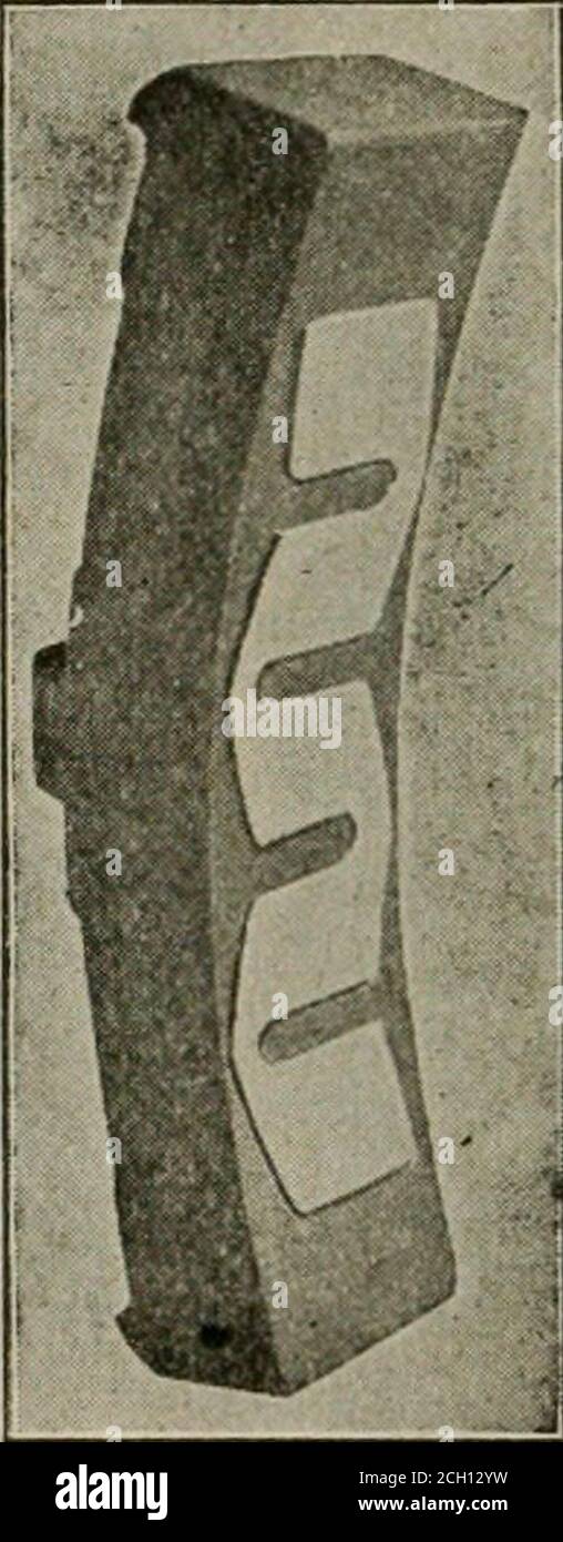 . Wissenschaft der Eisenbahn . Abb. 13. Abb. 14. Abb. 15. Corning Weicher Grauer Eiseneinsatz. Corning-Treiber, Bremsbacke. Corning PlainBrake Schuh. Weicher grauer Eisenkern, in Abb. 13; der Körper des Schuhs hat ein kühles Gesicht. Die Seiten des Softiron-Einschuhs sind so konisch von der Rückseite bis zur Oberfläche des Schuhs, dass, nachdem der Körper um ihn gegossen wird, eine Durchbiegung des Schuhs ein Taubenschwanz-Gelenk zeigt.der Vorteil dieser Kombination ist, dass die lange Lebensdauer des gekühlten Eisens erreicht wird, Gleichzeitig verleiht das weiche Eisen dem Schuh die Qualitäten, die denen des gewöhnlichen Cast LOCOMOT entsprechen Stockfoto
