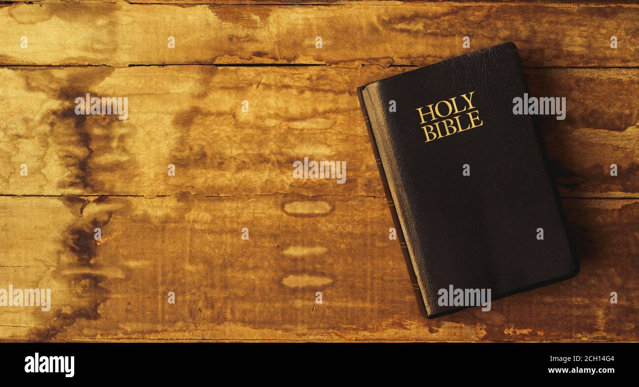 Heilige Bibel auf Holz mit Kopierraum Stockfoto