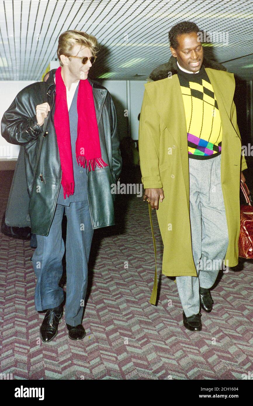 Rock and Roll Legende David Bowie bei Ankunft in London Heathrow Flughafen Stockfoto