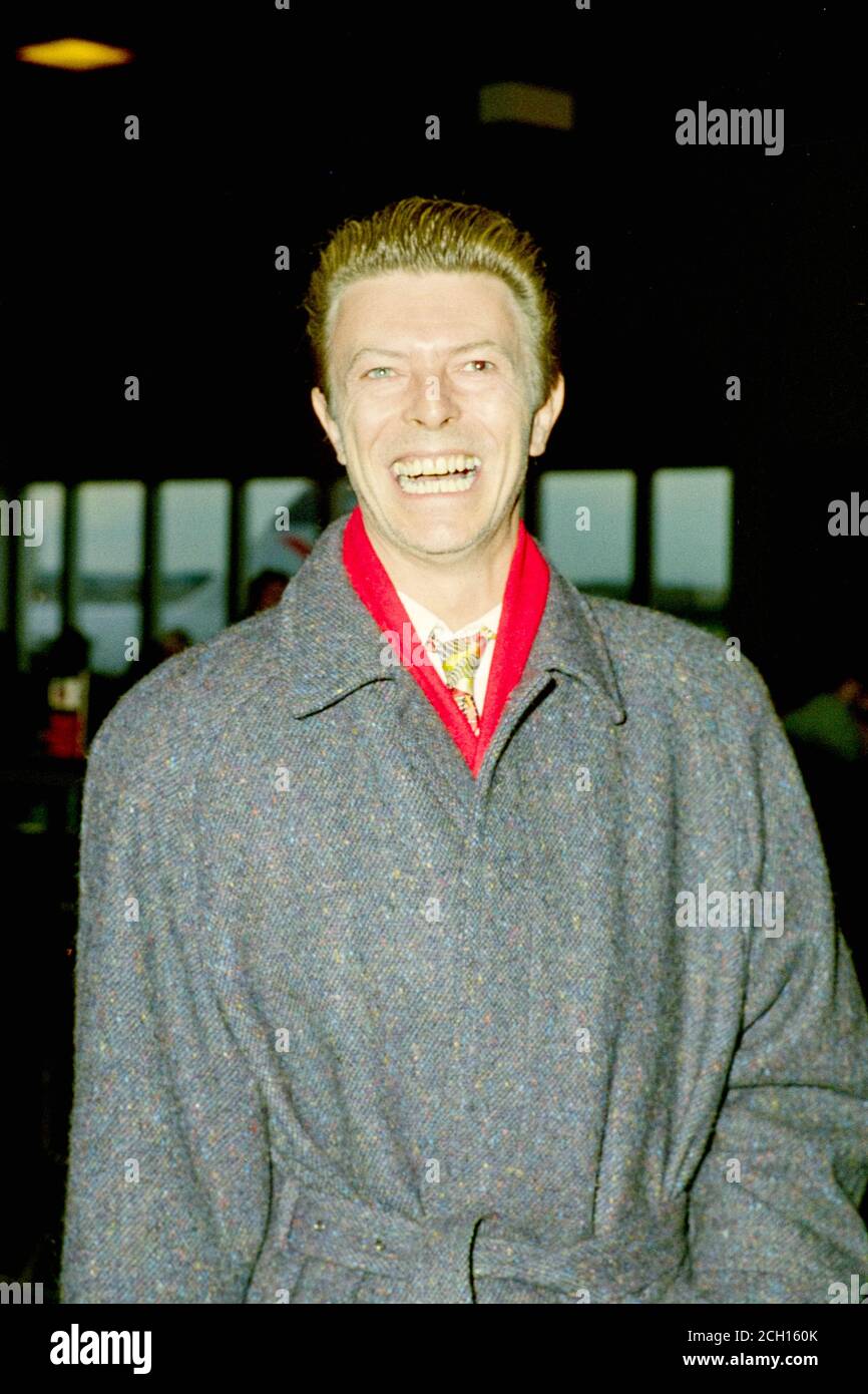 Rock and Roll Legende David Bowie bei Ankunft in London Heathrow Flughafen Stockfoto