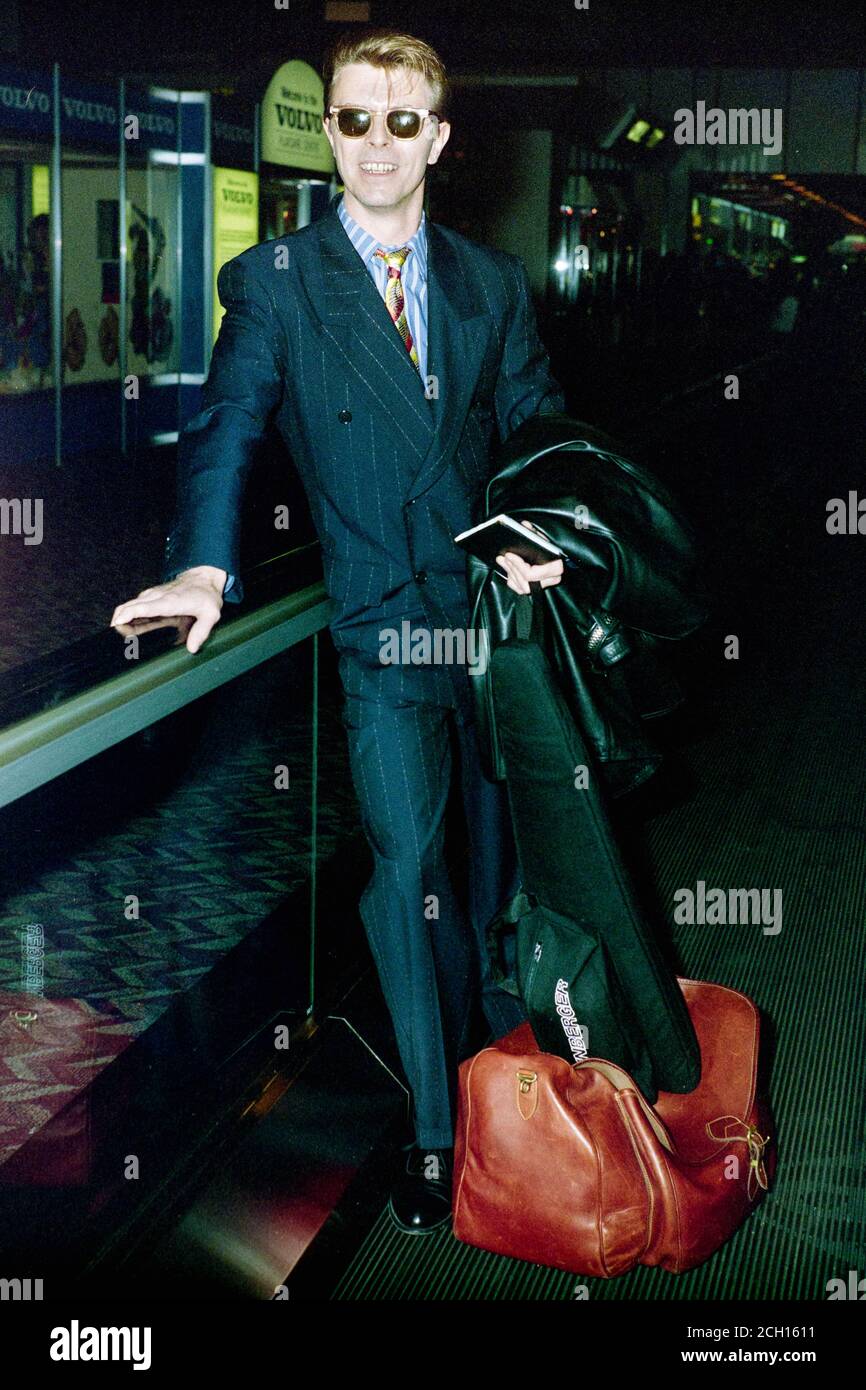 Rock and Roll Legende David Bowie bei Ankunft in London Heathrow Flughafen Stockfoto
