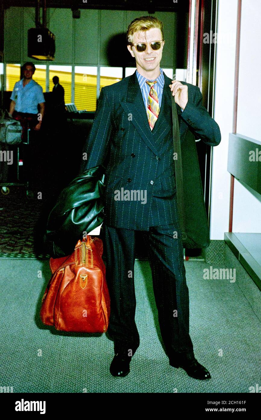 Rock and Roll Legende David Bowie bei Ankunft in London Heathrow Flughafen Stockfoto
