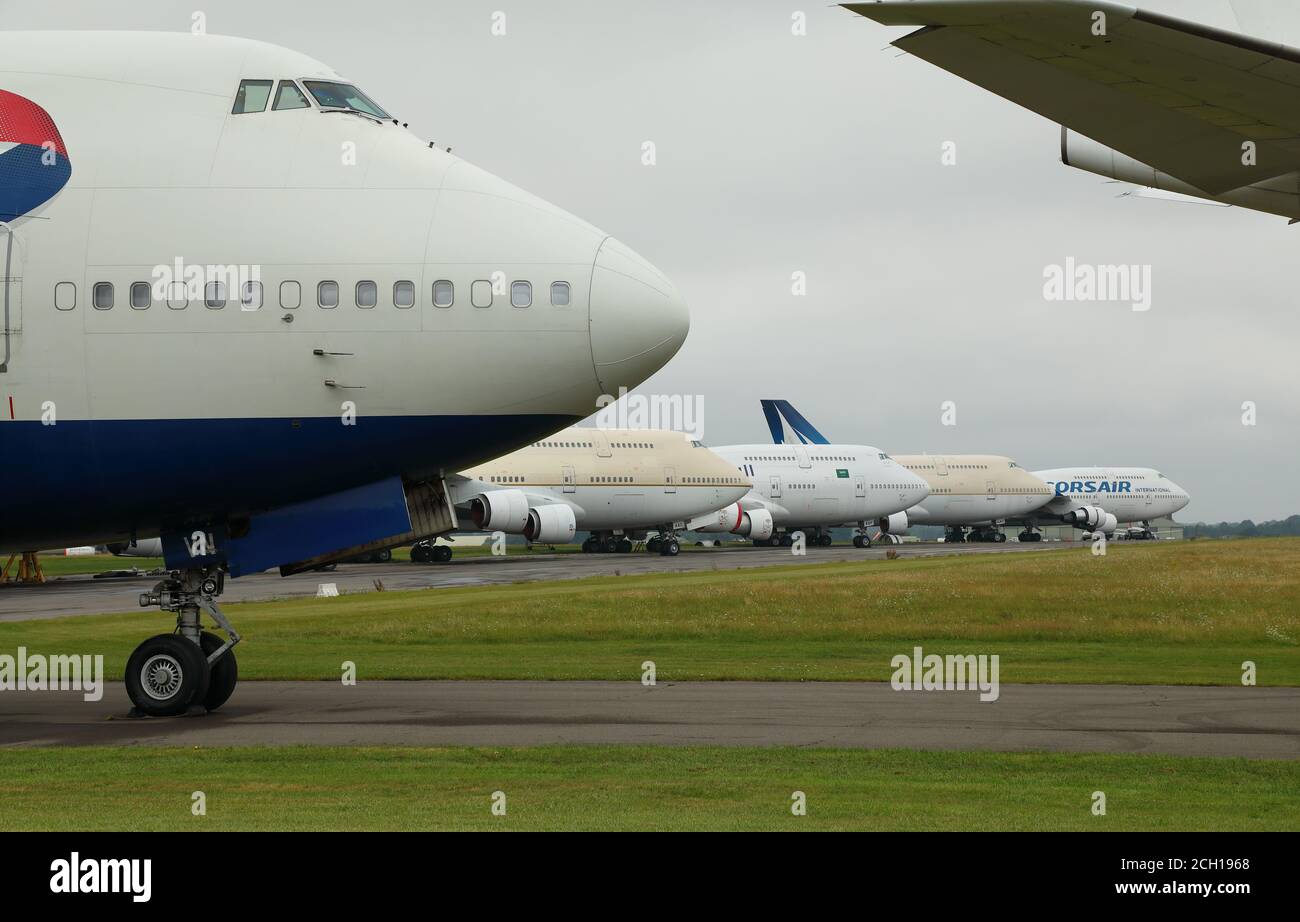 Eine Reihe von Jumbo-Jets vom Typ Boeing 747, die nicht mehr in Betrieb genommen wurden und am Cotswold Airport, Gloucestershire, Großbritannien, gelagert werden. Stockfoto