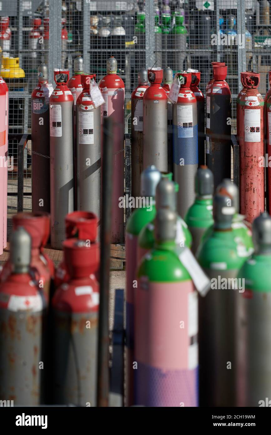 Gasflaschen im Lagerplatz Verschiedene gasförmige Chemikalien, die in Stahlflaschen gelagert werden. Stockfoto