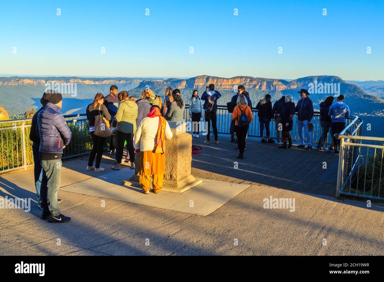 Eine Gruppe von Touristen am Queen Elizabeth Lookout in den Blue Mountains, New South Wales, Australien, als der Tag zu Ende geht Stockfoto