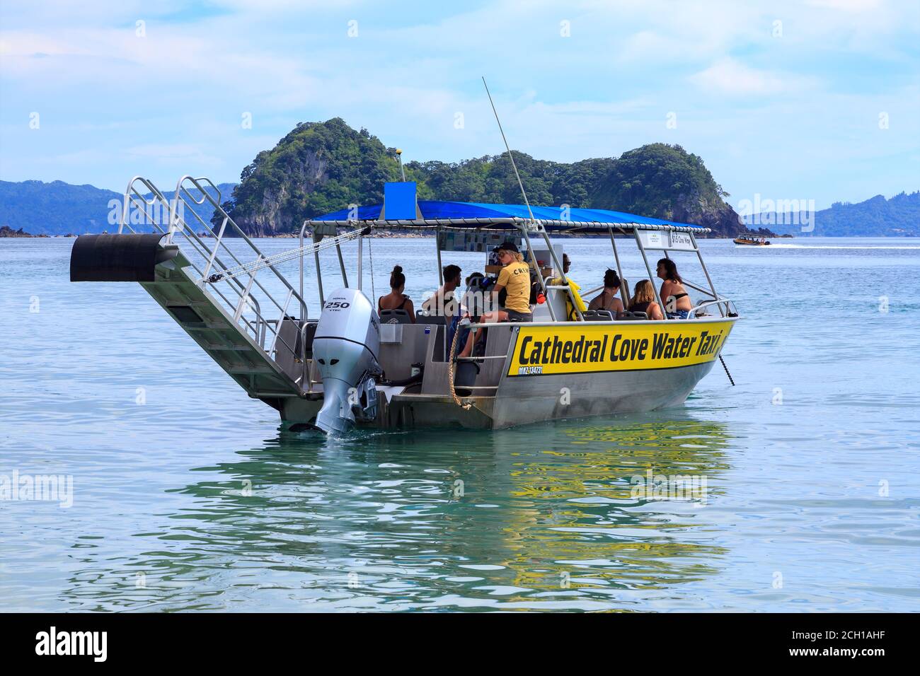 Das 'Cathedral Cove Water Taxi', ein Ausflugsboot zu einer der beliebtesten Sehenswürdigkeiten Neuseelands, fährt bis zum Strand in Hahei, NZ Stockfoto