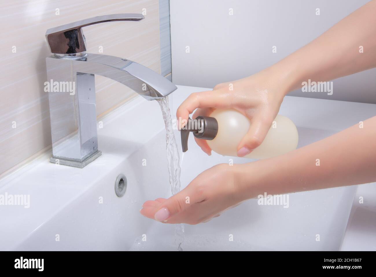 Waschen Sie Ihre Hände mit Seife zur Reinigung hilft, Keime und Covid zu verhindern. Frau, die sich die Hände mit Schaumseife wascht. Hygiene, Vorbeugung gegen Coronavirus und Gesundheit Stockfoto