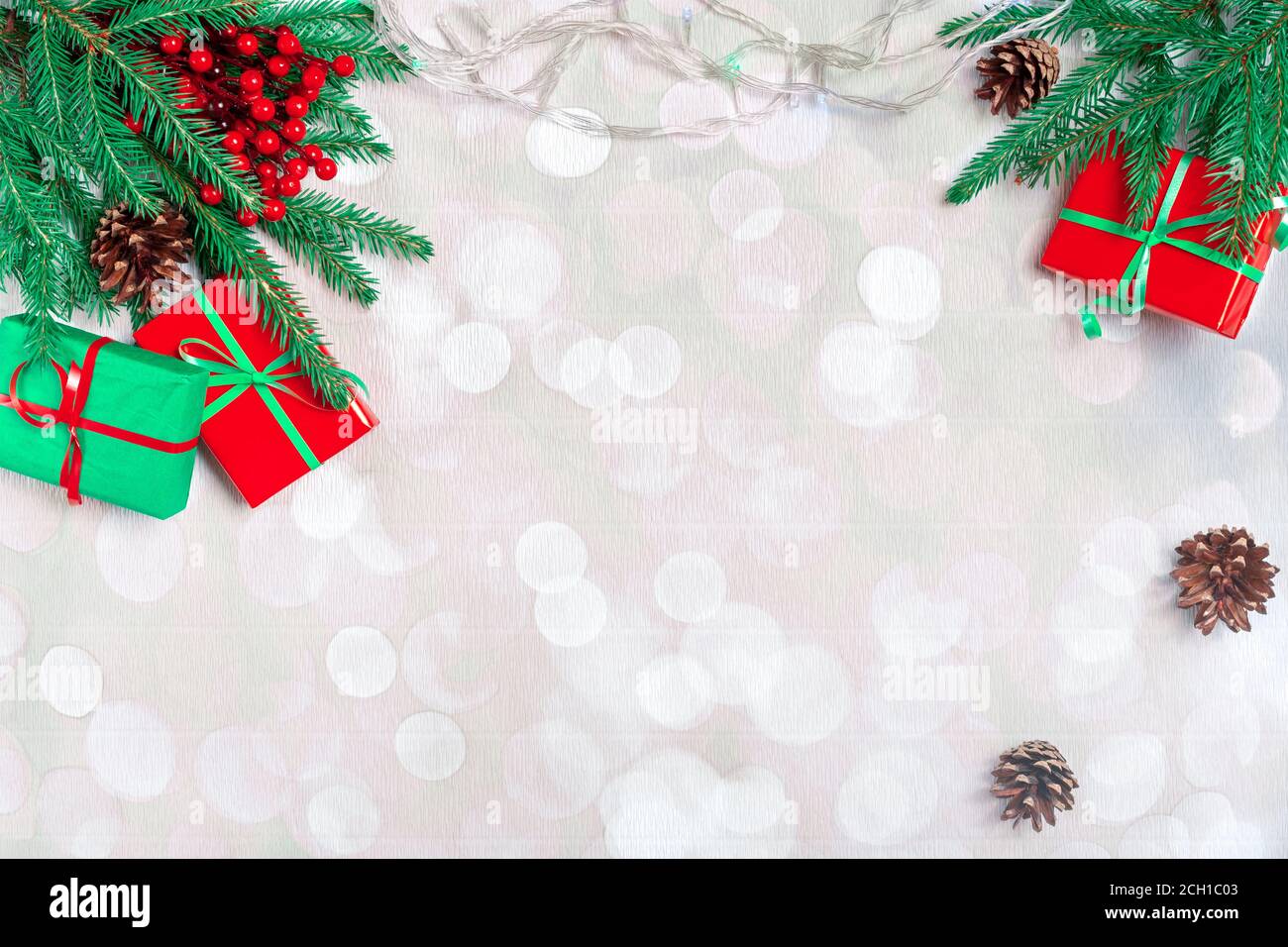 Weihnachtsrahmen aus Fichte, rote weihnachtsdekorationen auf weißem Hintergrund. Speicherplatz kopieren. Silvester-Lichter. Flach liegend. Stockfoto