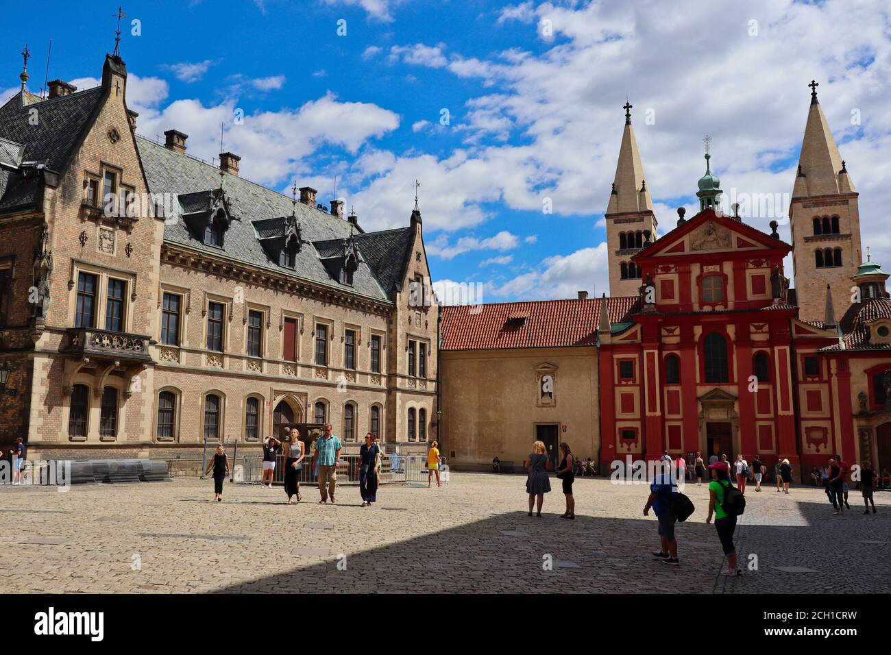 Prag, Tschechische Republik - 5. Juli 2020: St. George's Square befindet sich in der Prager Burg mit den Sehenswürdigkeiten St. George's Basilica und New Provost Residence. Stockfoto
