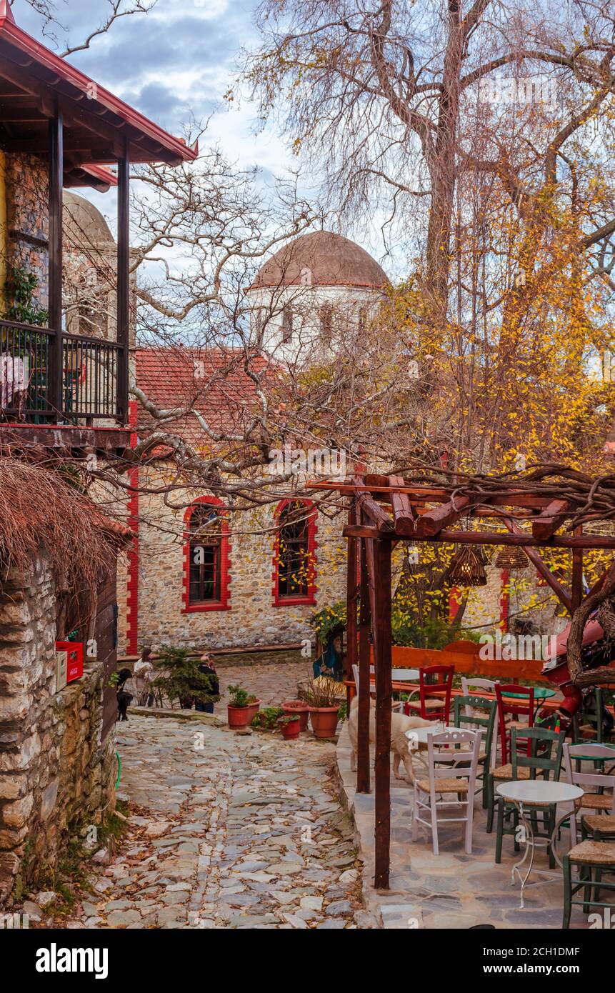 Palaios Panteleimonas, Griechenland - das malerische griechische Dorf am Olymp. Es hat seinen Namen von der Kirche des Heiligen Panteleimon Stockfoto