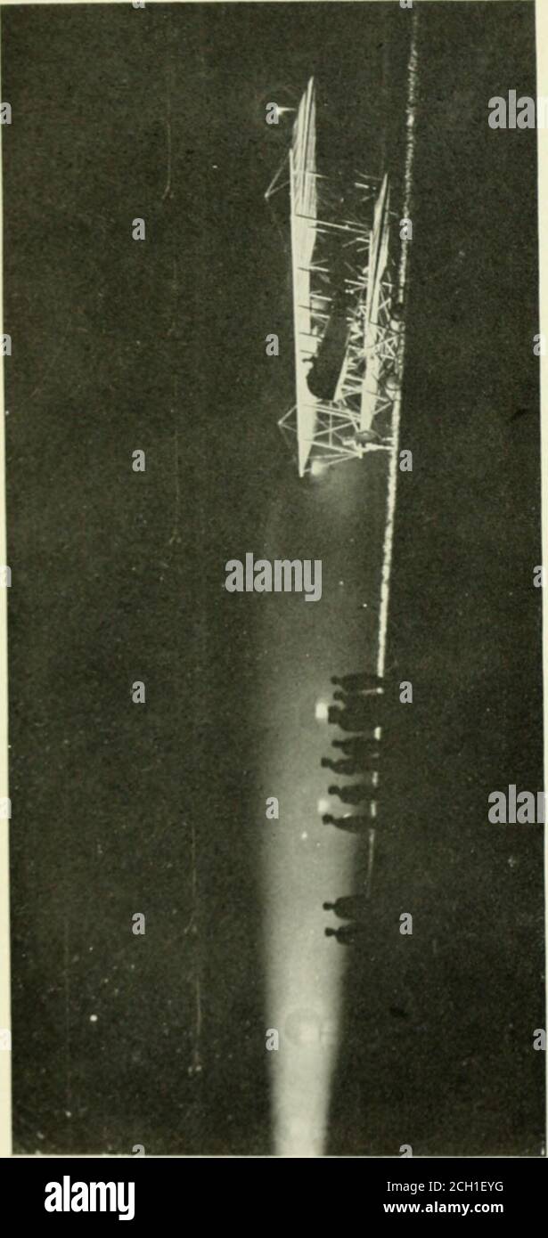 . Vive la France! . n Airplanegunner nimmt nicht dehberate Ziel, wie wäre ein Mann mit einem Gewehr bewaffnet, sondern füllt die Luft in den Weg seines Gegners mit Schüssen von Kugeln in der Hoffnung, dass einige von ihnen die Marke zu finden. Sollten beide Maschinen mit Maschinengewehren bewaffnet sein, wie es jetzt fast immer der Fall ist, ist der Sieg oft eine Frage des schnellen ma-noeuvring kombiniert mit einem beträchtlichen Element des Glücks. Um in diesem Luftkrieg zu gewinnen, muss Aman die Schnelligkeit eines Fencers mit der Coolness eines Big-Game-Schusses kombinieren. Eine der größten Gefahren, denen sich der Militärflieger stellen muss, ist die Landung nach dem nig Stockfoto