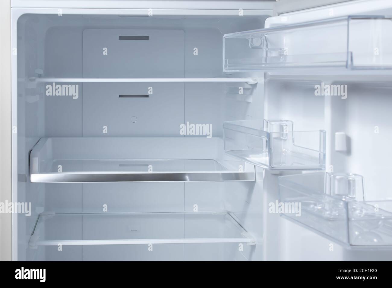 Leerer Kühlschrank geöffnet. Kühlschrank öffnen leeren Kühlschrank im Inneren. Nahaufnahme auf leeren Kühlschrank mit Tür geöffnet. Neuer, sauberer Kühlschrank. Stockfoto