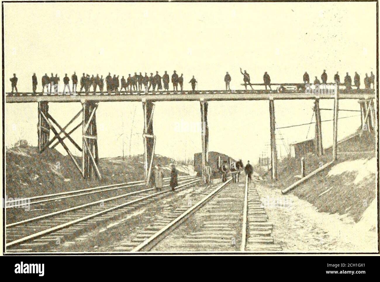 . Electric Railway Journal . Es befindet sich auf der Erie Railroad. Die Interurban-Linie führt durch die Hauptstraße von Akron und südlich der Stadt kreuzt über die Hauptlinie der Erie Railroadon ein Holz Viadukt. Diese Struktur wird durch ein Stahlon ersetzt, das auf Betonpfeilern gestützt wird. Südlich von diesem Viadukt ist die neue Linie praktisch eine Tangente für 11 Meilen zu einem Punkt gleich nördlich von Chili, wo die Vandalia-Eisenbahn durchschnitten wird.die Grade der beiden Linien sind getrennt und die neuen Elektroautos passieren durch eine Betonunterführung unter den Vandalia-Gleisen. Die südliche Erweiterung. Sieben Stockfoto