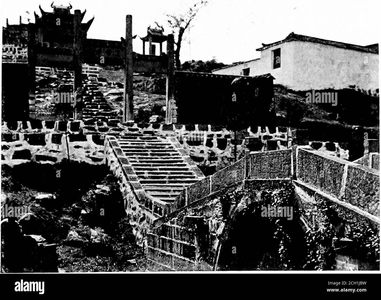 . Das Erwachen von China . SUCHOW: OXE OF TLLK WATER GATES. IX SUCHOW STADT PROVINZ KIANGSU 27 REISFELDER. Nachdem ich ein Jahr dort verbracht habe, betrachte ich es mit einer Art Zuneigung a8&gt, eines meiner orientalischen Häuser. Shanghai präsentiert ein Spektakel selten unter den Häfen der Welt. Seine breiten Straßen, gut keptand bald mit elektrischen Trolleys versehen werden, verlängert für Meilen entlang den Ufern von zwei Flüssen, gesäumt mit opu-geliehenen Geschäftshäusern und luxuriösen Villen, die meisten von letzteren umgeben von Gärten und einweiden Hainen von blühenden Bäumen. Auch diese Zeitschriften und Wohnhäuser stehen nicht bloß Stockfoto