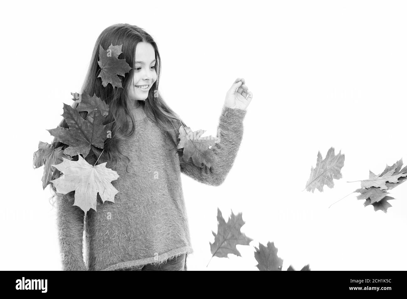 Haarausfall Konzept. Rechtsmittel geschädigtes Haar. Kind lächelnd weißen Hintergrund. Saisonale Haarausfall im Herbst wird meist durch die Auswirkungen des Sommers verursacht. Mädchen niedliche Kind lange Haar Trockene Blätter im Herbst. Stockfoto
