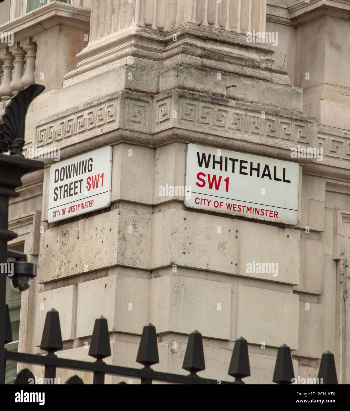 Ecke Whitehall und Downing Street mit den beiden Namensschildern. Stockfoto