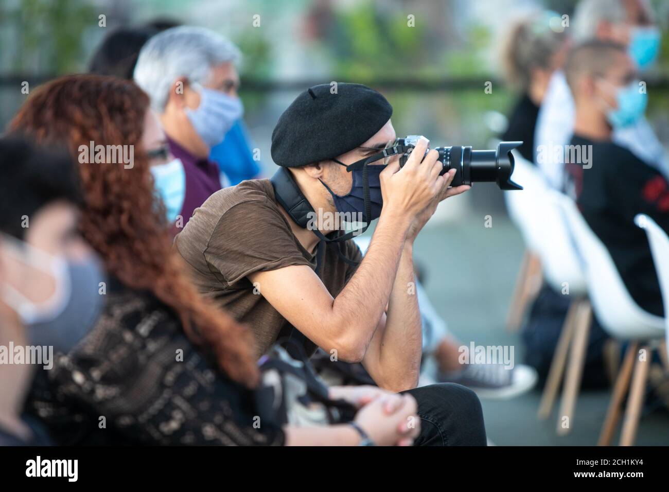 Mann fotografiert mit schwarzer Gesichtsmaske. Stockfoto