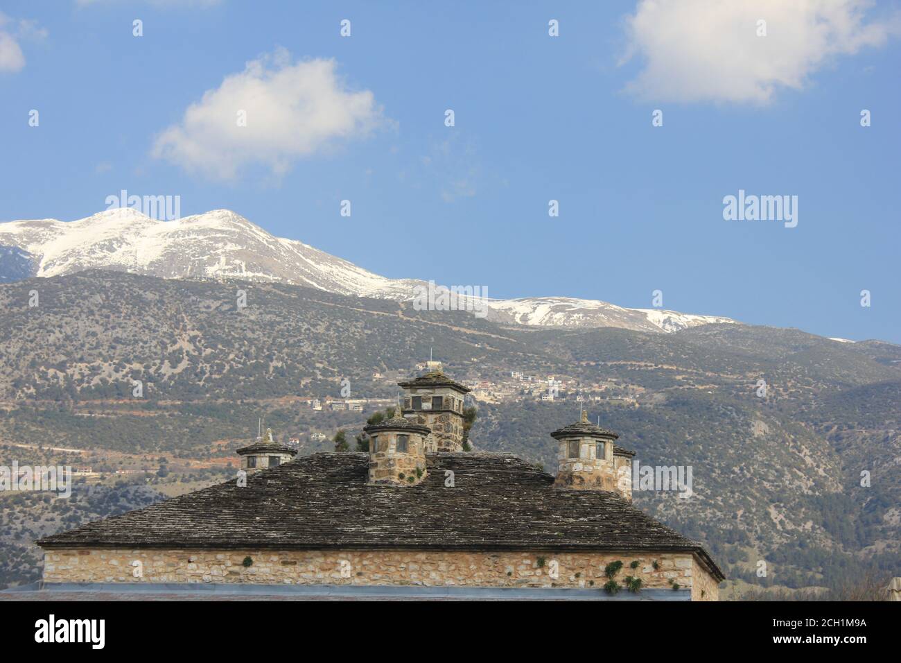 Die schneebedeckte Pick des Mitsikeli Berg von Ioannina Stadt gesehen, Ipirus, Griechenland Stockfoto