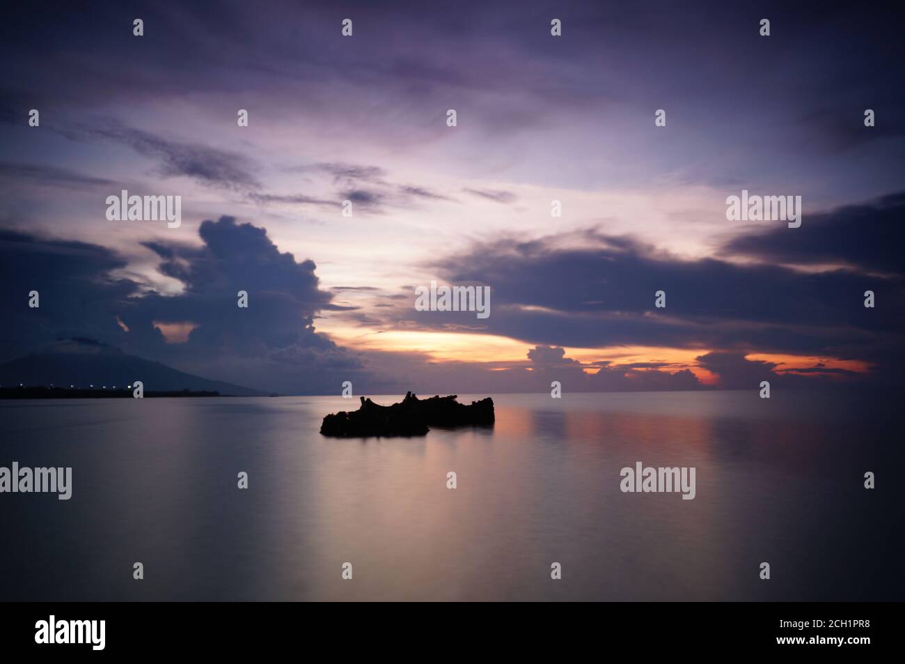 Intensive Farben von Sonnenuntergang oder Sonnenaufgang über dem Meer, ein natürlicher Hintergrund. Stockfoto