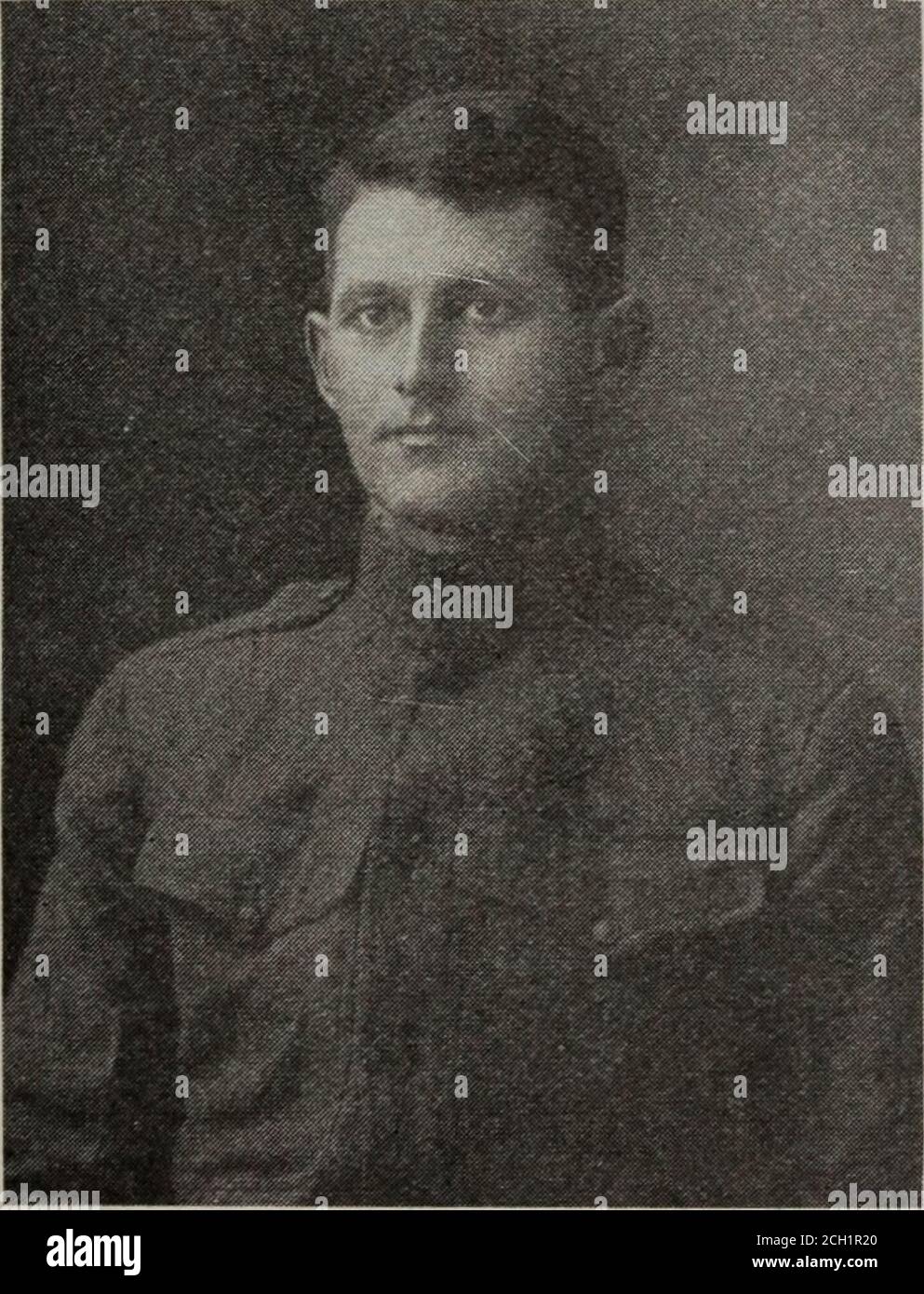 . Die alte Aufzeichnung von Mr. Brown, bekannt als Mike, zeigt ihm, dass er im März 1871 als Feuerwehrmann begann und im März 1873 zum Laufen befördert wurde. Ingenieur Brown hält den Rekord für den Schnellpassagierlauf am West End Ohio Divi-sion. Mit einem Spezialzug von vier Autos, der eine Firma Elks mit sich führt, fuhr er mit dem Motor 1419 von Chilicothe nach Cincinnati in einer Stunde und vierzig Minuten. Er machte einen Stopp, in Loveland, für Wasser. Distanz 97.9 Meilen.dieser Rekord ist ein, auf den man stolz sein kann und hat Stockfoto