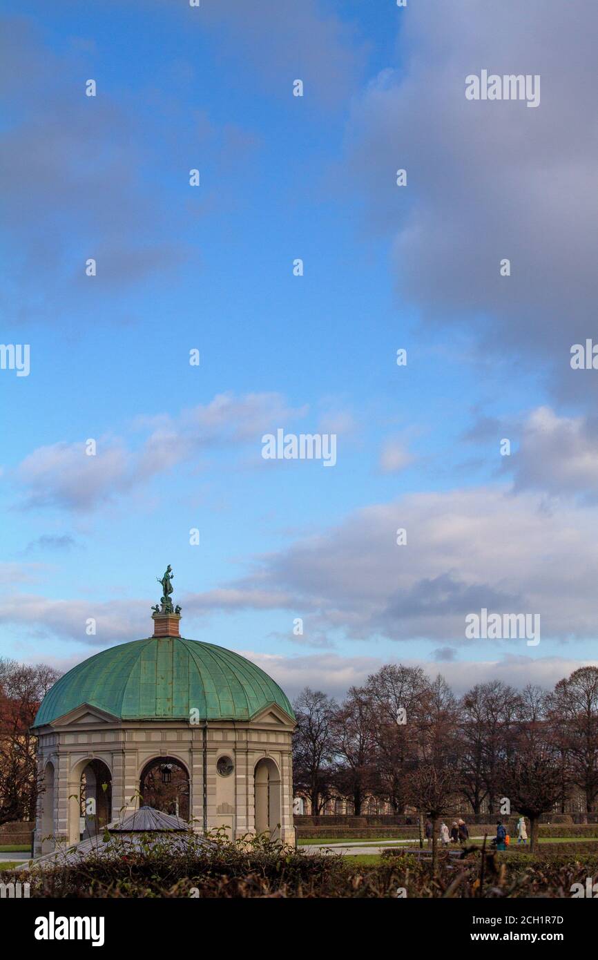 Dianatempel, oder Diana-Tempel, im Münchner Hofgarten vor einem bewölkten blu-Himmel, mit Kopierraum Stockfoto