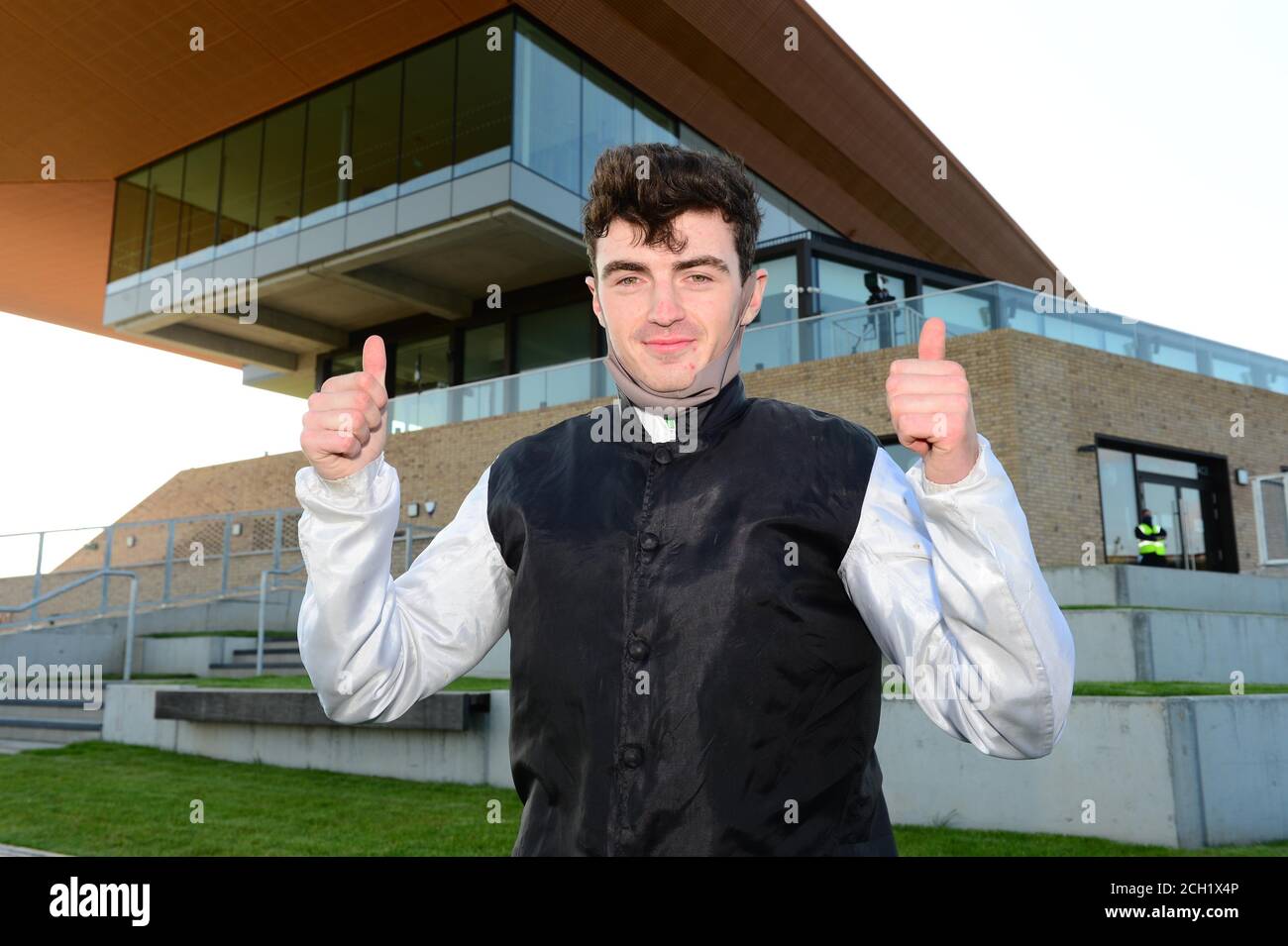 Jockey Oisin Orr nach dem Gewinn der Comer Group International Irish St. Leger (Gruppe 1) am zweiten Tag des Longines Irish Champions Weekend auf der Curragh Racecourse. Stockfoto