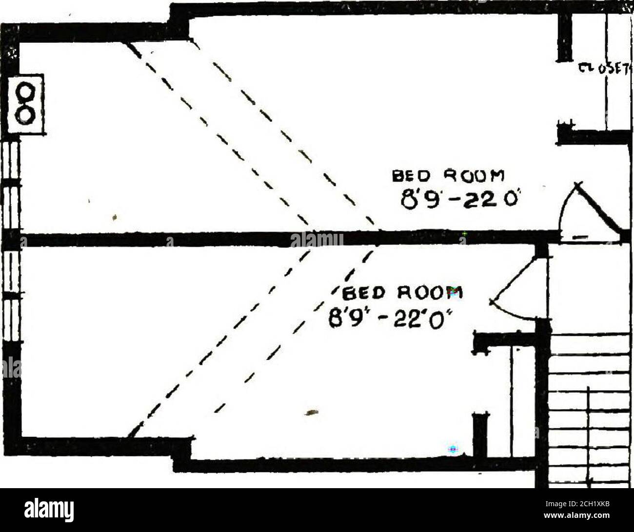 . Bericht des Ausschusses . PLAN NR. 5. Die Nummer 5 ist die größte der Wohnungen im Erdgeschoss. Mit großem Wohnzimmer, Speisekammer-Küche, drei Schlafzimmern, Bad, Veranda und Bas.ement bietet es die Unterkunft eines sechszimmerigen Hauses. Die Miete beträgt 23 oder 24 Dollar pro Monat je nach Standort. Die Miete beinhaltet Wärme, Warmwasser das ganze Jahr über und Reservefonds für Reparaturen von 15 Dollar, um an den Mieter am 6. Eines Jahres zurückgegeben werden, wenn keine Reparaturen erforderlich sind. Bienendiagramm auf Seite 920. Nr. 9 und 29 (drei Plätze) kosten 23 Dollar pro Monat. 1 und 37 (drei Gerichte) kosten 24 Dollar pro Monat. Nrn 39,.41, 63, 65 (drei c Stockfoto