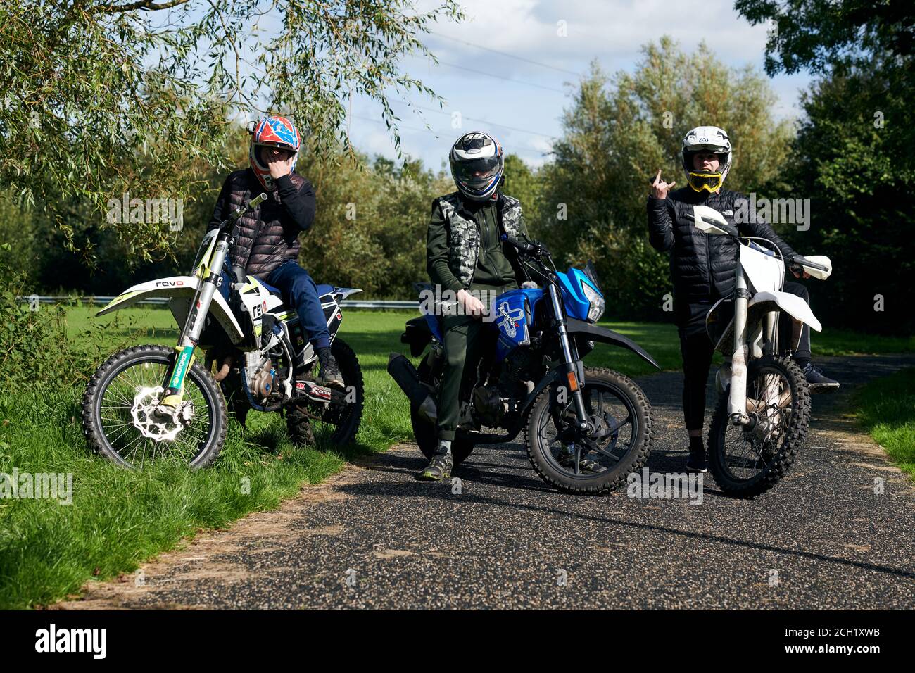 Jungen / Teenager auf Off-Road-Bikes im Land Stockfoto