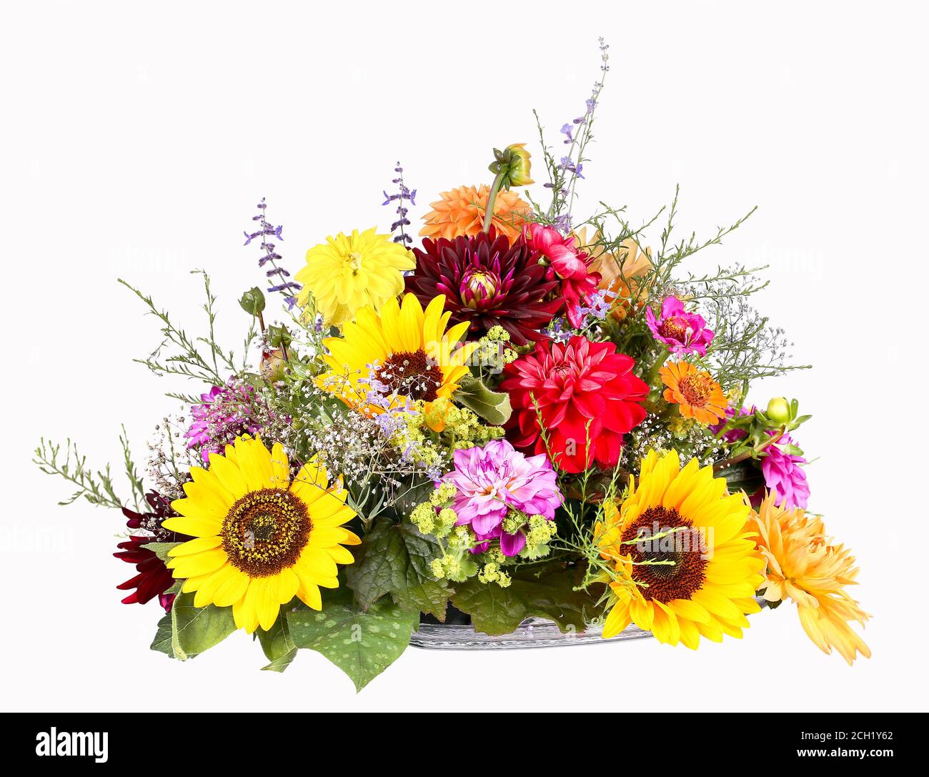 Blumenarrangement mit Sonnenblumen, Dahlien und Zinnien Stockfoto
