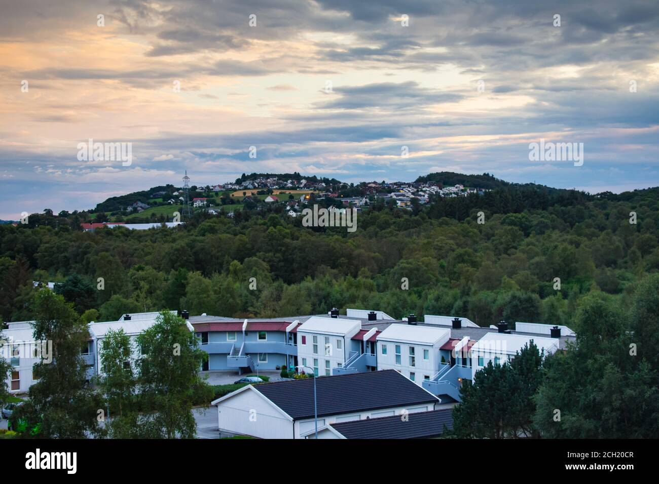 Dynamischer Sonnenuntergang über einer ziemlich norwegischen Stadt neben dem Stokkavannet See Und Madla Einkaufszentrum in Stavanger Norwegen Stockfoto