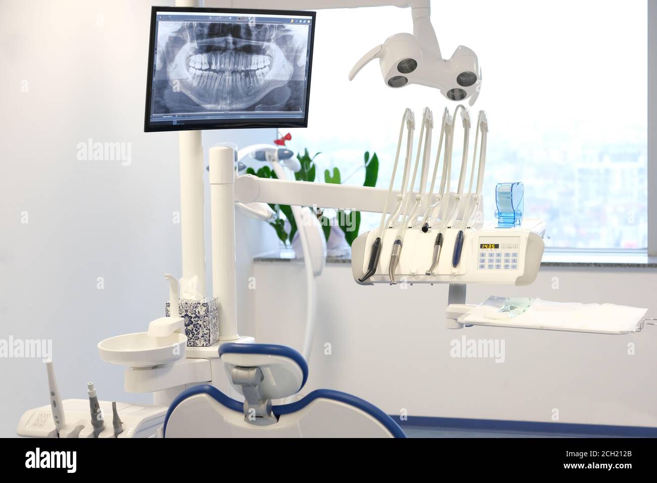 Moderne zahnmedizinische Praxis. Behandlungsstuhl und andere Zubehörteile, die von den Zahnärzten verwendet wird Stockfoto