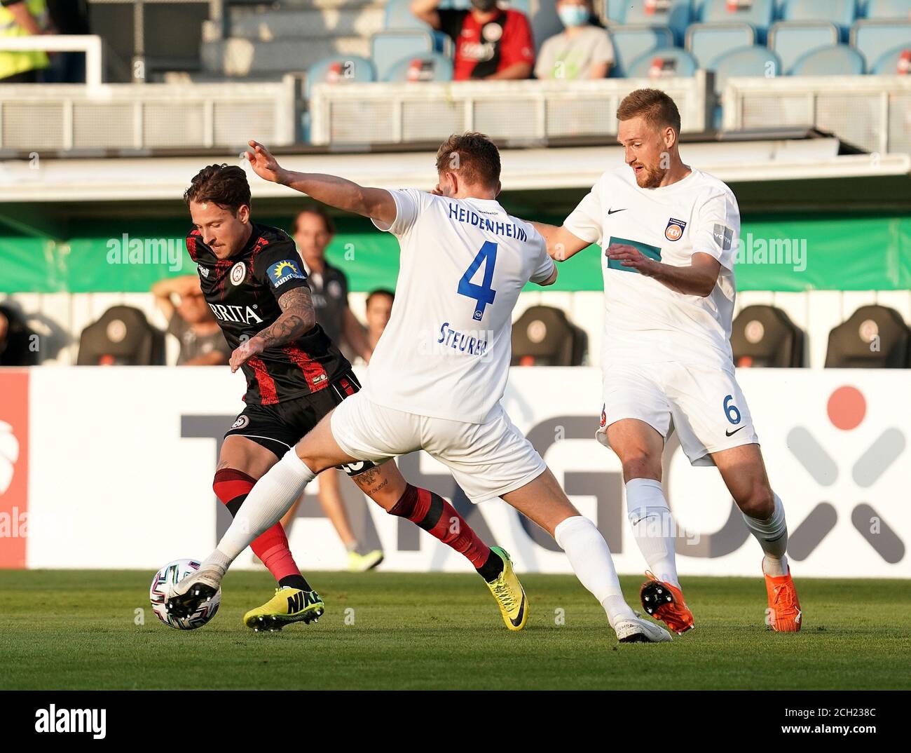 Wiesbaden, Deutschland. September 2020. Fußball: DFB-Pokal, SV Wehen Wiesbaden - 1. FC Heidenheim, 1. Runde. Der Wiesbadener Moritz Kuhn (L) im Duell mit Oliver Streurer (R) und Patrick Mainka (M) aus Heidenheim. Kredit: Hasan Bratic/dpa - WICHTIGER HINWEIS: Gemäß den Bestimmungen der DFL Deutsche Fußball Liga und des DFB Deutscher Fußball-Bund ist es untersagt, im Stadion und/oder aus dem Spiel aufgenommene Aufnahmen in Form von Sequenzbildern und/oder videoähnlichen Fotoserien zu nutzen oder auszunutzen./dpa/Alamy Live News Stockfoto