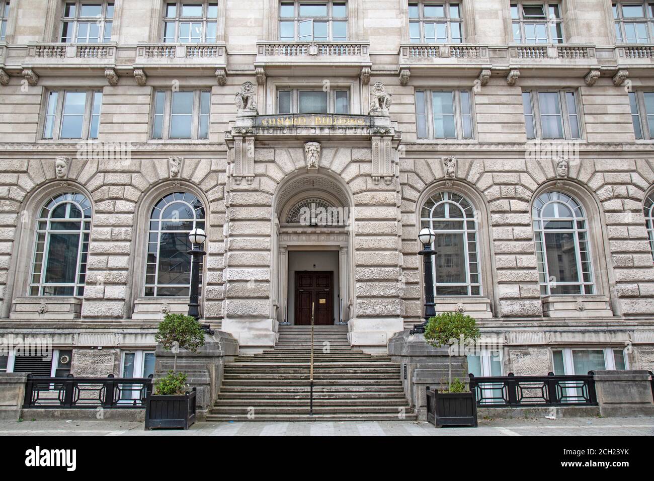Eingang zum Cunard Building in Liverpool, England. Ein denkmalgeschütztes Gebäude der Klasse 2, erbaut zwischen 1914 und 1917. Stockfoto