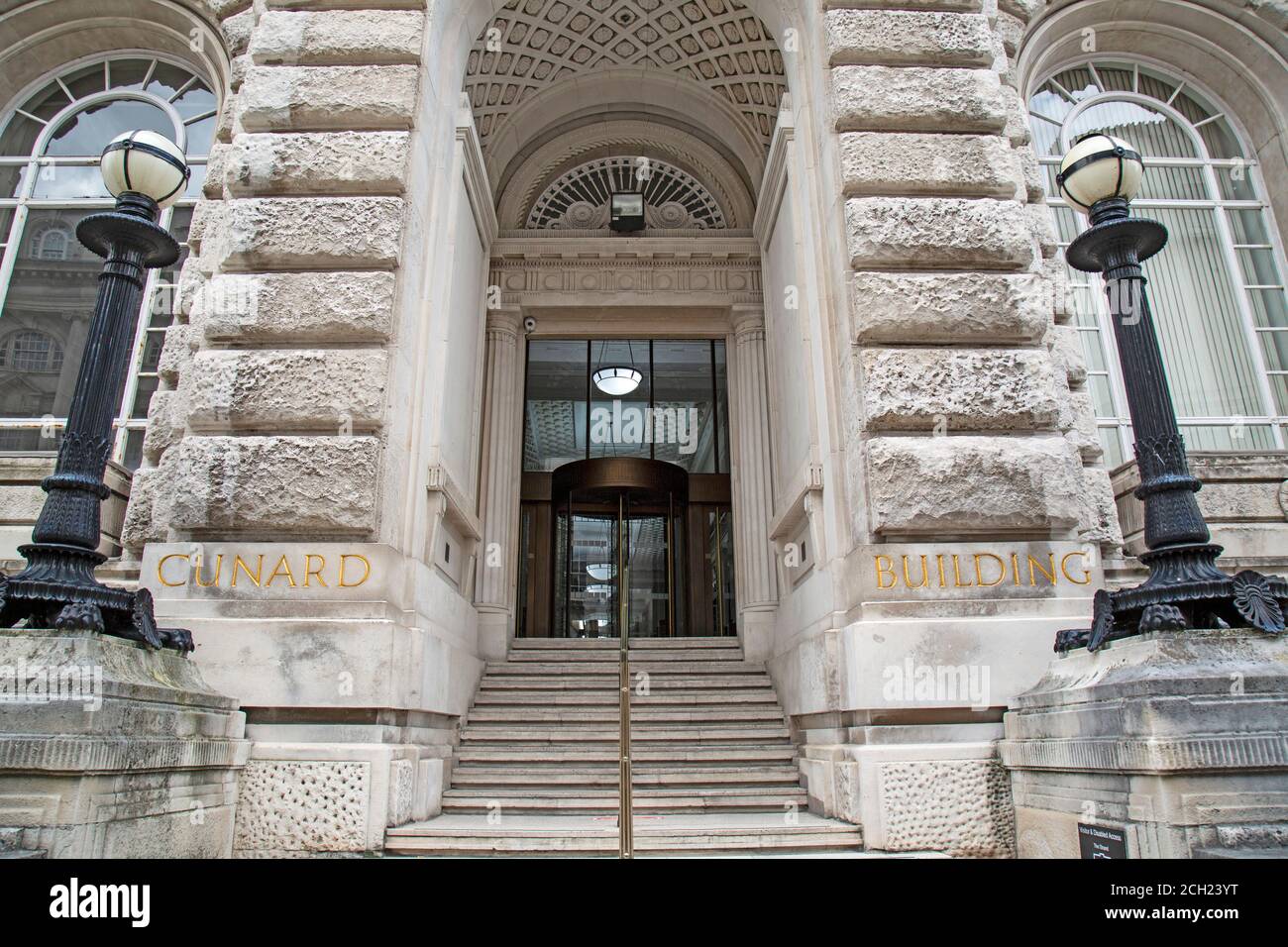 Eingang zum Cunard Building in Liverpool, England. Ein denkmalgeschütztes Gebäude der Klasse 2, erbaut zwischen 1914 und 1917. Stockfoto