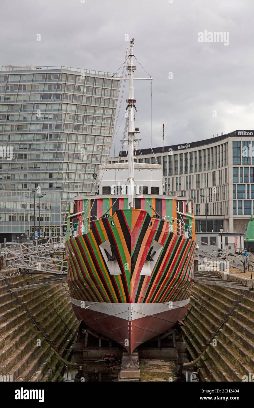 Der Pilot Cutter 'MV Edmund Gardner' im Graving Dock von Canning in Liverpool. 2014 wurde sie als "Dazzle Ship" und Kunstinstallation gemalt. Stockfoto